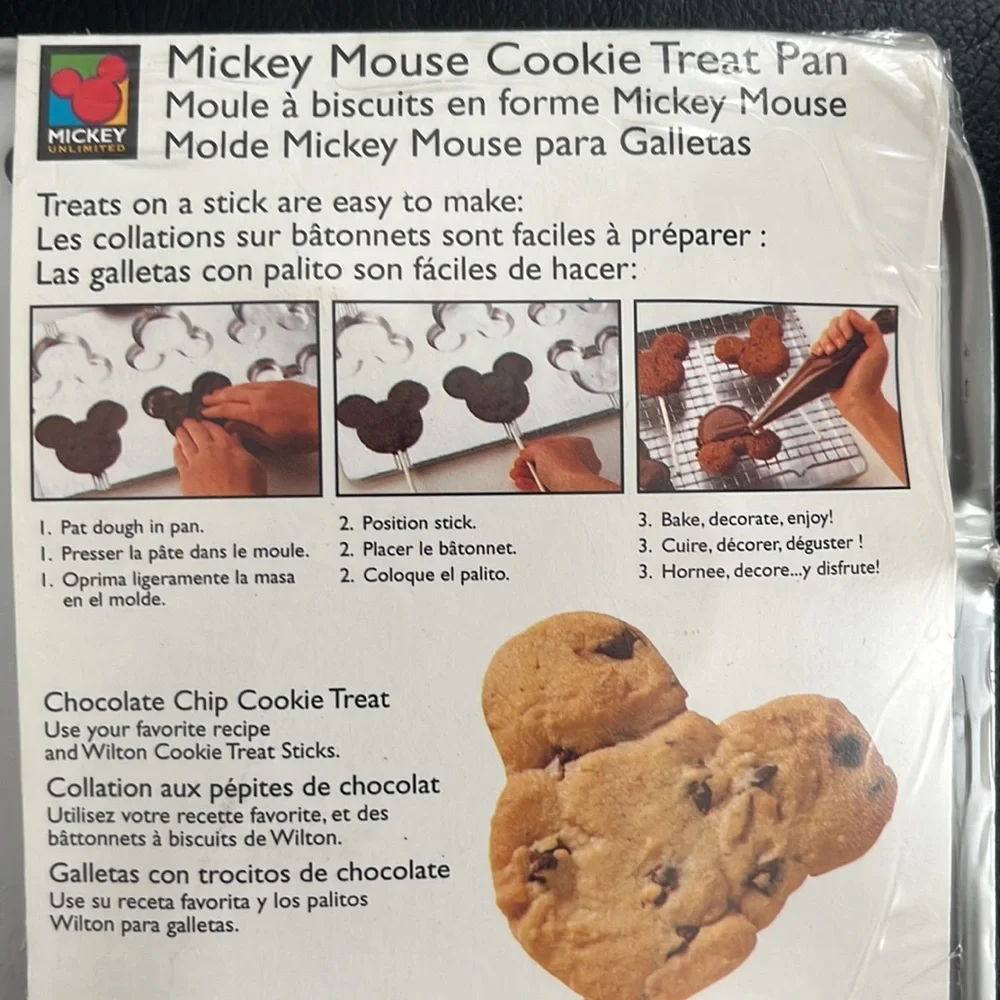 Mickey Mouse cookie treat pan by Wilton